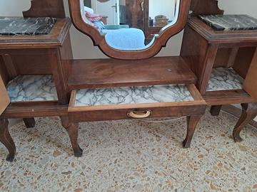 Camera da letto d'epoca in noce e marmo