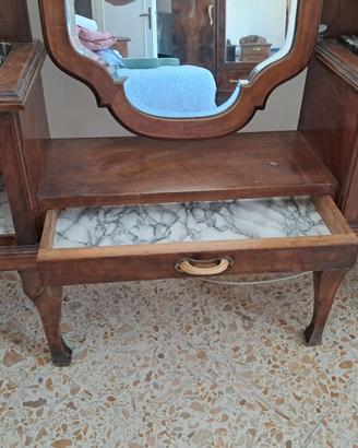 Camera da letto d'epoca in noce e marmo