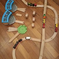 Pista in legno trenino Ikea con accessori 