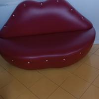 Divano a bacio rosso