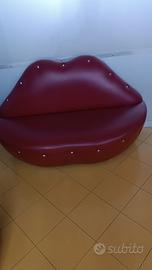 Divano a bacio rosso