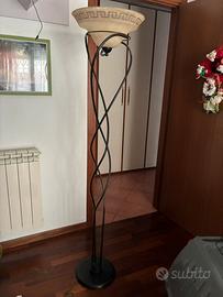 Lampada da terra elegante in ferro battuto e vetro