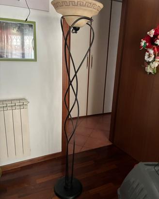 Lampada da terra elegante in ferro battuto e vetro