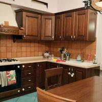 Cucina classica in legno scuro