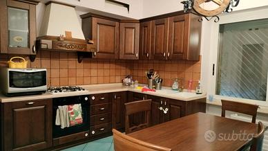 Cucina classica in legno scuro