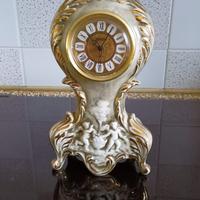 Orologio da tavolo in porcellana Capodimonte.