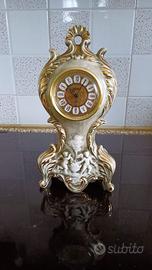 Orologio da tavolo in porcellana Capodimonte.