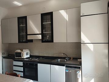 Cucina completa di elettrodomestici