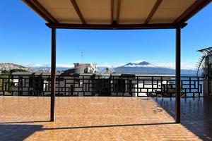 VILLA A SCHIERA A NAPOLI