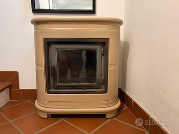 Stufa a legna Piazzetta E 905 in maiolica crema