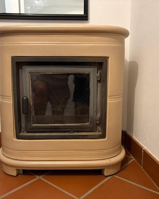 Stufa a legna Piazzetta E 905 in maiolica crema
