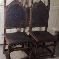 Coppia di sedie antiche gotiche con cuoio inciso