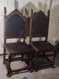 Coppia di sedie antiche gotiche con cuoio inciso