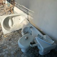 Vasca da bagno-lavello-miscelatore-wc- bidet