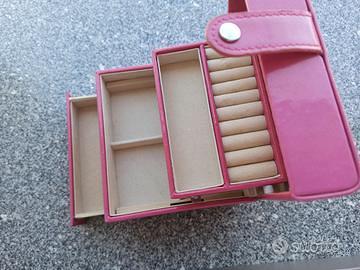 Portaoggetti rosa con cassetti