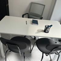 Scrivania e sedia ufficio