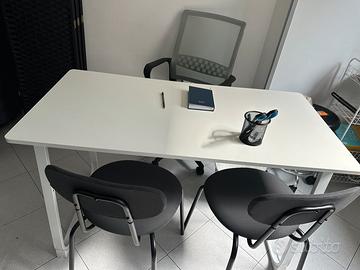 Scrivania e sedia ufficio