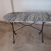 Tavolo da bistrot in ghisa e marmo