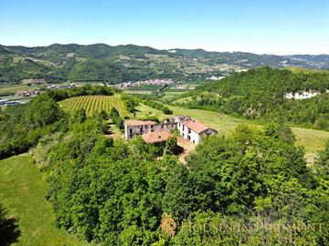 Rustico / Casale di 350 m² con più di 5 locali a V