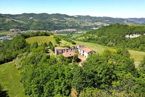 Rustico / Casale di 350 m² con più di 5 locali a V