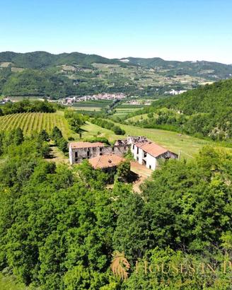Rustico / Casale di 350 m² con più di 5 locali a V
