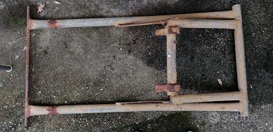 Attrezzo per sollevare retrotreno di un trattore