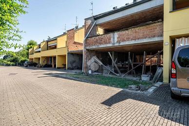 VILLA A SCHIERA A SAN POLO D'ENZA