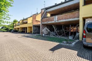 VILLA A SCHIERA A SAN POLO D'ENZA