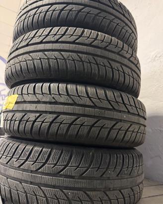 Gomme invernali Toyo 185/65/15 con cerchi in ferro
