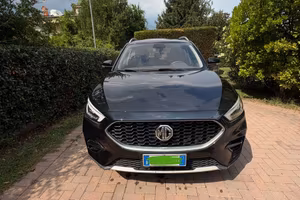 auto MG ZS nera