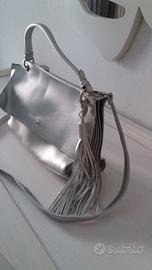 Borsa argentata con tracolla 