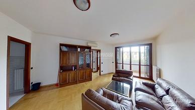 Trilocale con doppio balcone e box