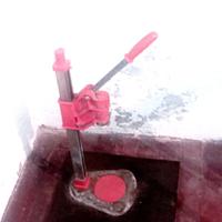 Tappatrice a colonna per tappi a corona