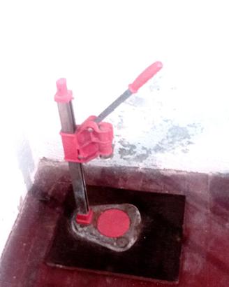 Tappatrice a colonna per tappi a corona