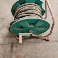 Avvolgitubo e tubo per innaffiare