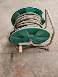 Avvolgitubo e tubo per innaffiare