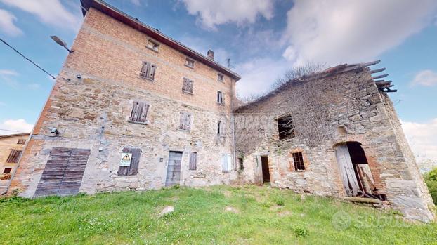 PORZIONE DI CASA DA RICOSTRUIRE CON GIARDINO