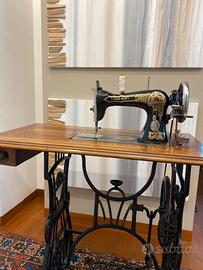 Macchina da cucire antica
