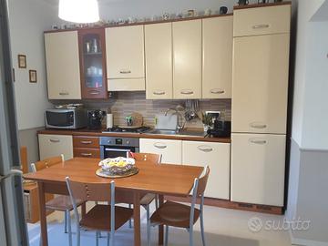 Cucina usata con elettrodomestici 