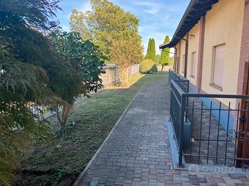 Singola con giardino e parcheggio