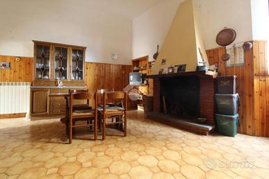 2 LOCALI A SCANDRIGLIA