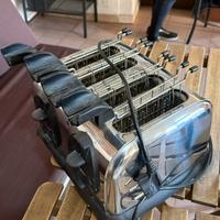 Tostapane elettrico professionale a più scomparti.