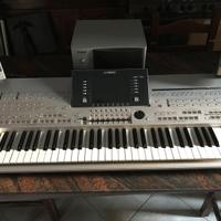 Tastiera Yamaha Tyros 4 con accessori