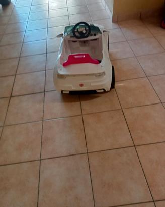 Auto elettrica da bambina