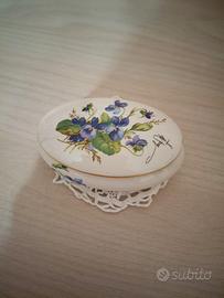 Vecchio cofanetto ovale in porcellana firmato