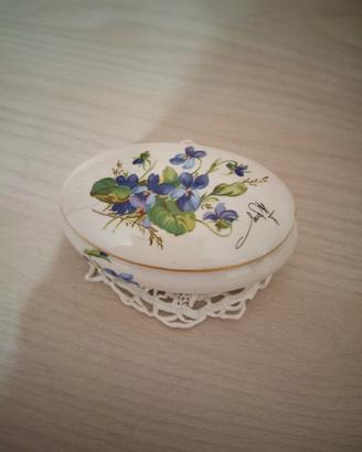 Vecchio cofanetto ovale in porcellana firmato