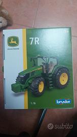 Trattore Jhon deere 7R giocattolo 