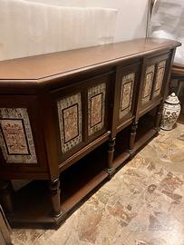 Credenza lunga in legno con ante decorate
