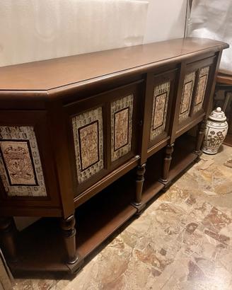 Credenza lunga in legno con ante decorate