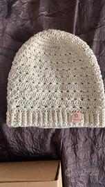 Berretti  collane di lana ed altro ad uncinetto